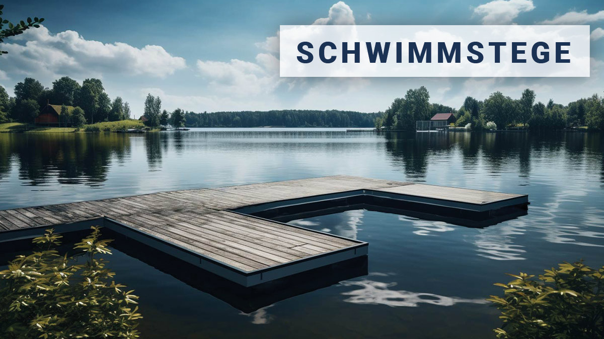 Auf dem Bild ist ein Schwimmsteg von dem Hersteller Technus zu sehen. Der Schwimmsteg befindet sich auf einem See in Mecklenburg Vorpommern. Rechts oben steht Schwimmstege