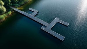 Lange Steganlage aus Holz mit seitlichen Plattformen im Wasser, Technus Steganlagen