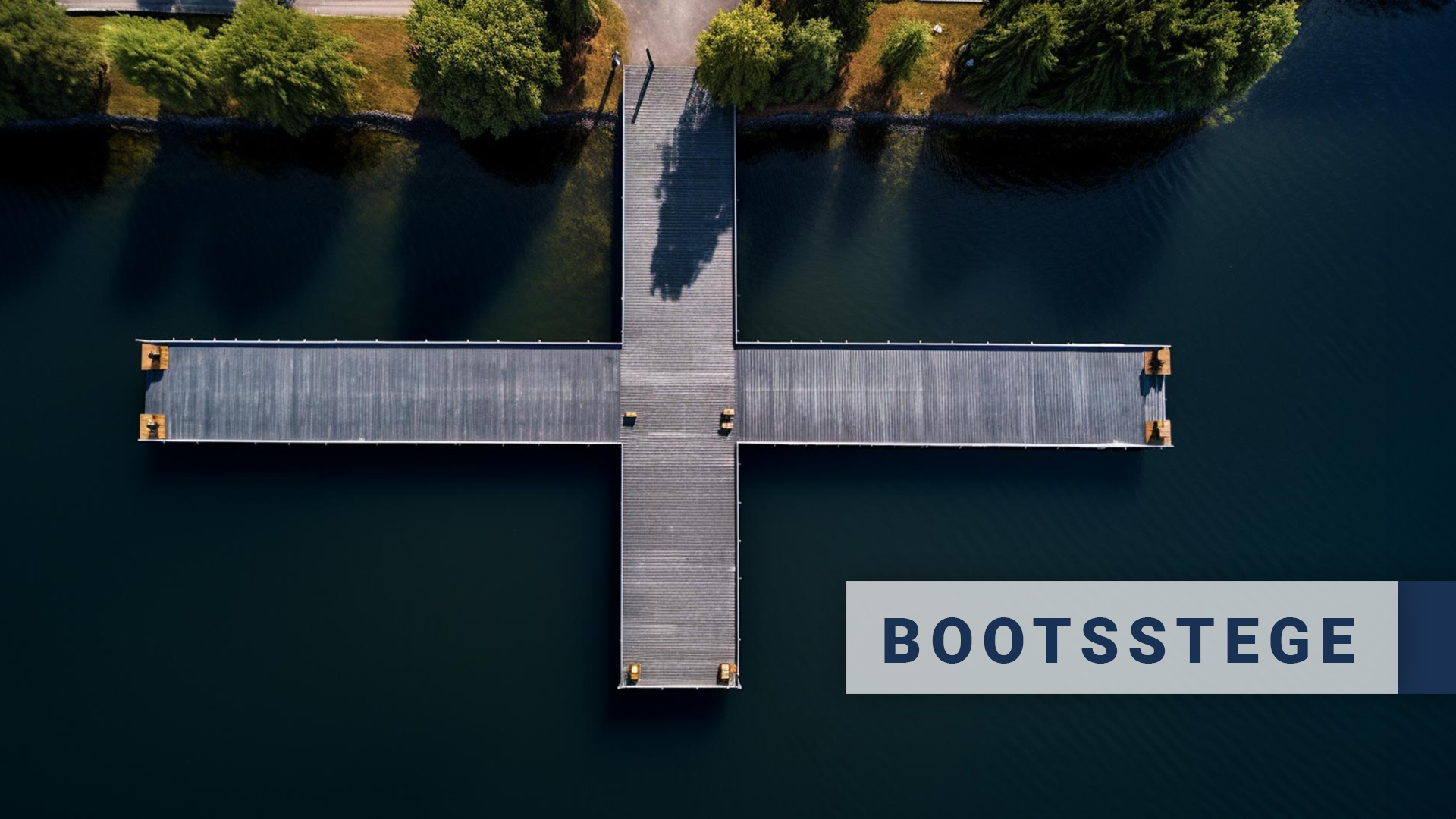 Zu sehen ist ein Bootssteg in T-Form von Technus